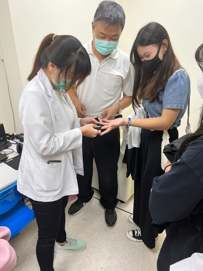 玄奘大学心理系学生体验生理回馈仪。(照片/玄奘大学提供)

