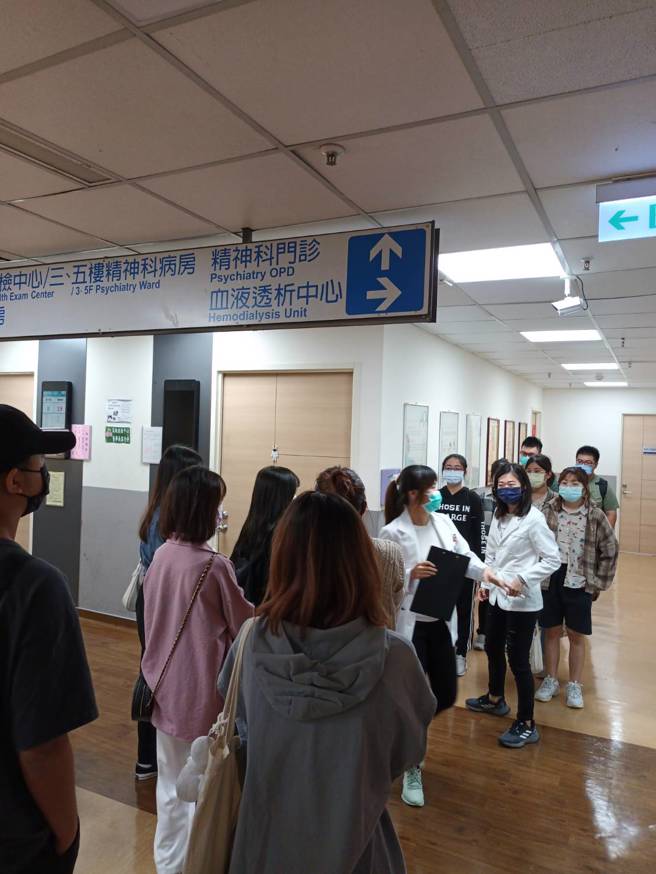 卫福部苗栗医院临床心理师介绍精神科门诊。(照片/玄奘大学提供)