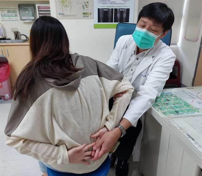 發生五十肩時，手部活動範圍受限，不少女性連簡單的內衣解扣都無法做到。。（大千醫院提供／李京昇苗栗傳真）