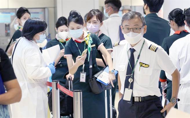 中央流行疫情指揮中心指揮官王必勝27日宣布，10月13日起所有本國籍機組員取消外站隔離管制，一切恢復正常。在桃園機場入境管制區內，結束飛行任務的機組員準備通關入境。（范揚光攝）