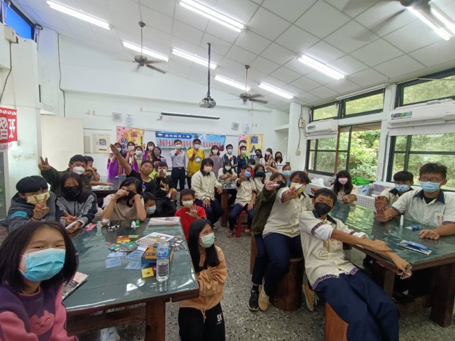 嘉药反毒志工团队前往偏乡阿里山国小分享防制药物滥用宣导经验，透过反毒桌游与团康活动，带领偏乡孩童对于毒品伤害的认识，并明白如何拒绝毒品。(照片/嘉药大学提供)