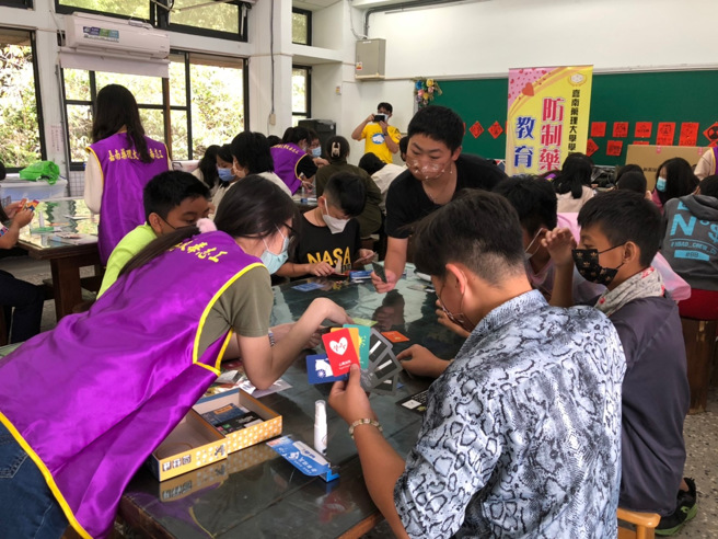 透过桌游的方式让小学生从中学习寓教于乐。(照片/嘉药大学提供)