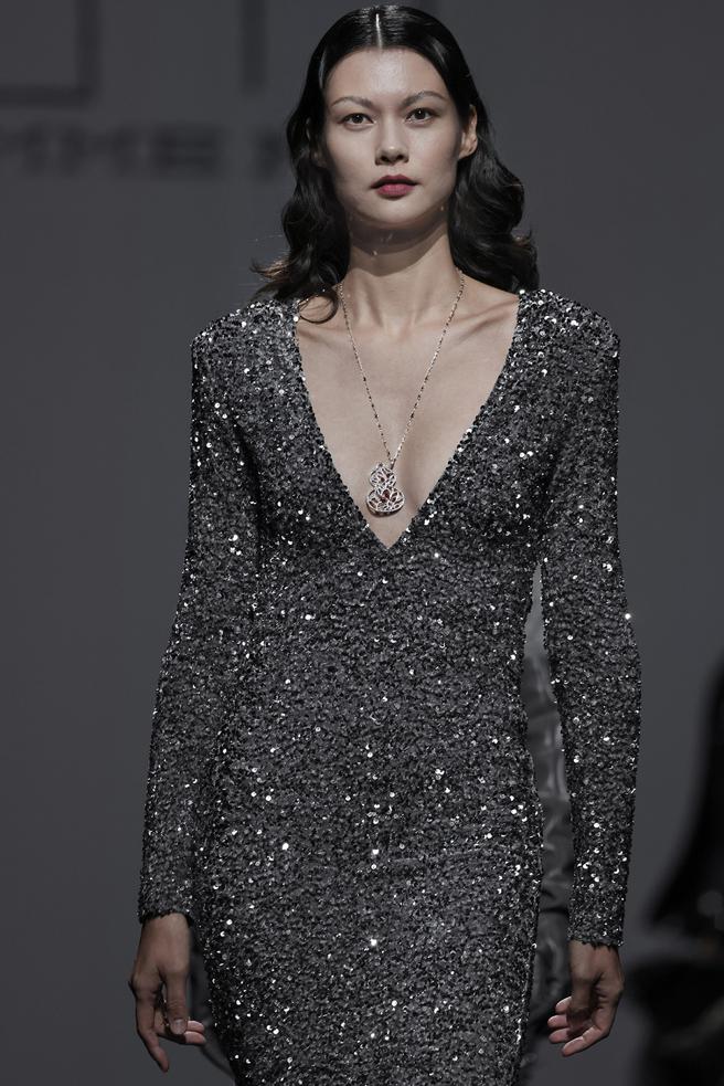 模特身穿呂燕創立的COMME MOI華服，佩戴Qeelin珠寶在上海時裝周走秀。（Qeelin提供）