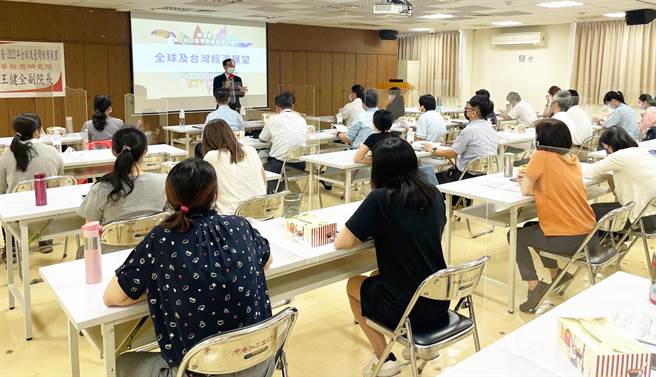 台中港科技產業園區舉辦座談會，暢談全球與台灣經濟展望。(經濟部加工出口區管理處中港分處提供)