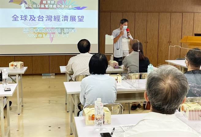 台中港科技產業園區舉辦座談會，由中港分處秘書黃子洧致詞。(經濟部加工出口區管理處中港分處提供)