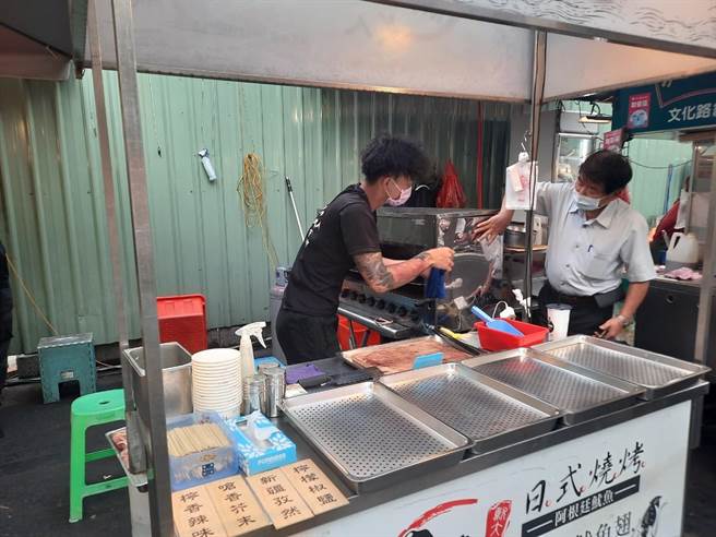 嘉義市環保局請專家輔道文化路夜市商圈餐飲店家採取減油煙措施。（嘉義市環保局提供／廖素慧嘉市傳真）