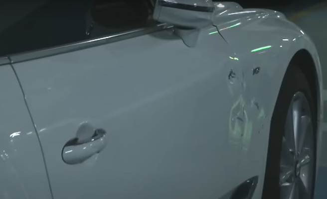 男子向友人借车不慎撞凹千万宾利，竟表示只能拿出9万元赔偿金。（翻摄自1818黄金眼）