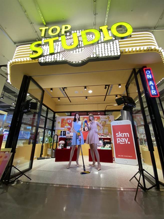 新光三越台中店也斥资在B1打造直播室，周年庆期间预计举办35场直播活动。（冯惠宜摄）