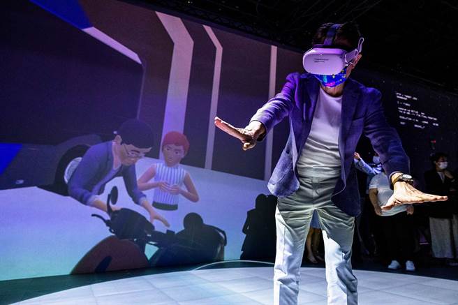 外贸协会旗下台湾经贸网，今正式启动「元宇宙未来馆」，董事长黄志芳化身领航员，亲自戴上Meta先进 VR 头盔，进入虚拟展馆展现台湾产品。(图／贸协提供)