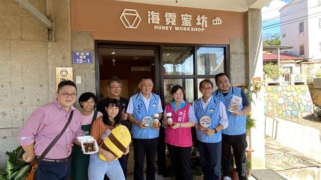 金門縣長楊鎮浯今(27)日下午訪視烈嶼觀光產業輔導成果，在地養蜂人家「海霓蜜坊」，從空間重整到品牌識別系統，整體空間讓人耳目一新(于家麒攝)