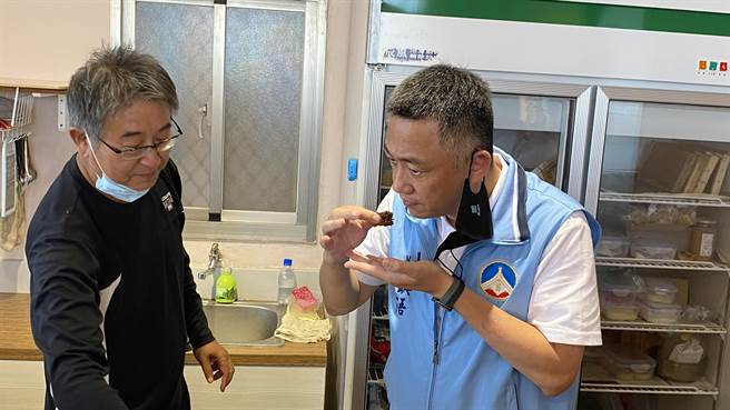 楊鎮浯縣長品嘗親自採收的新鮮蜂蜜，吃起來別有一番風味(于家麒攝)