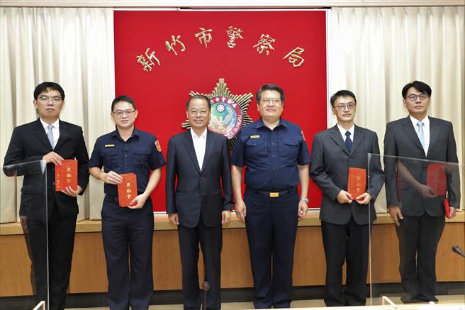 针对新竹市警局近期破获重大刑案、组织犯罪、枪炮及诈欺集团案件，黄明昭今也颁发破案奖励金及选举工作慰问金，肯定员警打击犯罪、维护治安成效及辛劳。（新竹市警局提供／王惠慧新竹传真）