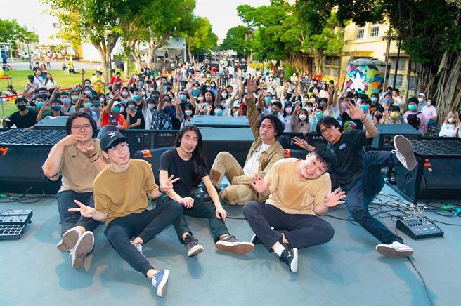 嘉义文化创意园区举办摇滚音乐祭，乐团与粉丝互动热络。（嘉义市政府提供／廖素慧嘉市传真）