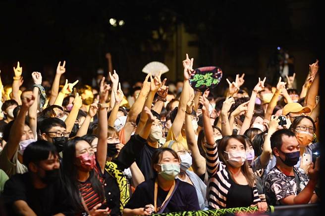 嘉义文化创意园区举办摇滚音乐祭，人潮挤爆。（嘉义市政府提供／廖素慧嘉市传真）