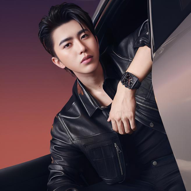 泰格豪雅邀请蔡徐坤担任中国区品牌大使，以黑色皮夹克搭配Monaco Special Edition特别版腕表。（TAG Heuer提供）