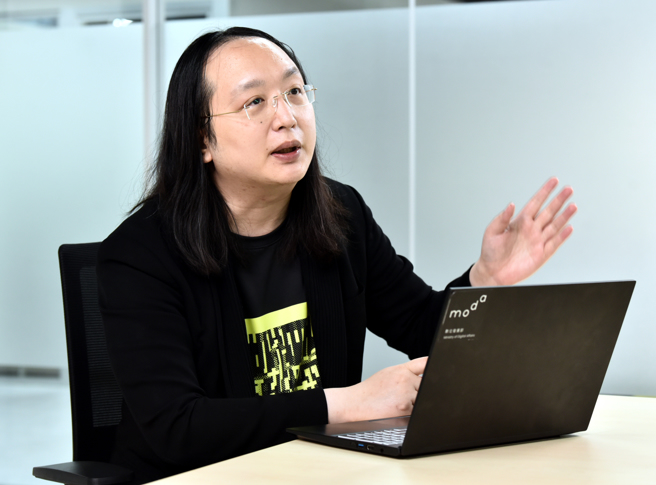 聪明的时间管理，不仅是唐凤保有清晰思虑的方法，也是她不被工作绑架，成为自己生命主导者的关键。（图／顏谦隆）