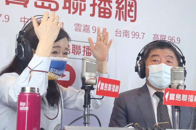 周玉蔻(左)之所以猛攻藍營人士還扯出無關的人，都是為了幫陳時中(右)助選造勢。（資料照）