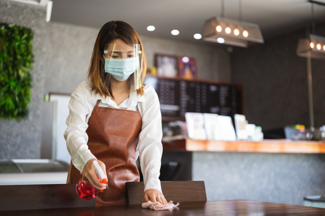 女子在连锁咖啡店打烊前去消费，竟听到在播放佛经。（示意图/shutterstock）