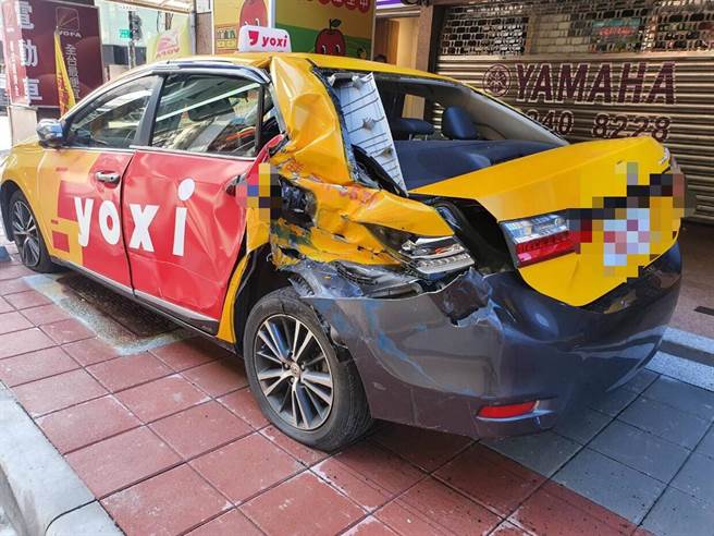 计程车车尾被撞毁。（警方提供／李奇叡新北传真）