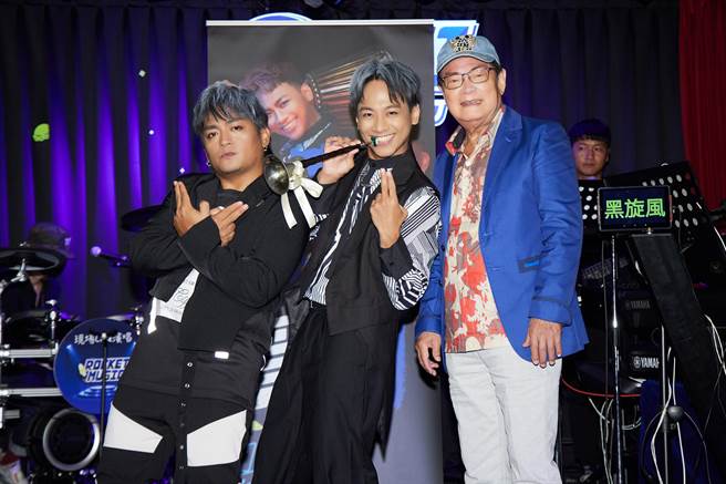 「黑旋风」举办发片记者会，邀来前辈刘福助（右）到场送上祝福。（群艺国际提供）