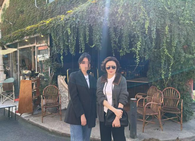 網友幸運地跟野生關之琳合照。（圖／微博）