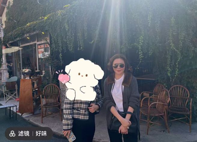 網友幸運地跟野生關之琳合照。（圖／微博）