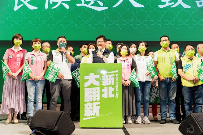 民进党新北市长参选人林佳龙今下午出席后援会活动，2度搞错新北市议员参选人曾进益的选区，国民党新北市议员参选人吕家恺批，林根本是糗态百出，把「新北大翻新」变成「新北大出包」。（林佳龙竞办提供）