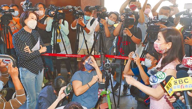 王鴻薇(左)在北檢前嗆爆周玉蔻(右)，怒批她將無辜之人捲入的抹黑行徑。（中時資料照／季志翔攝）