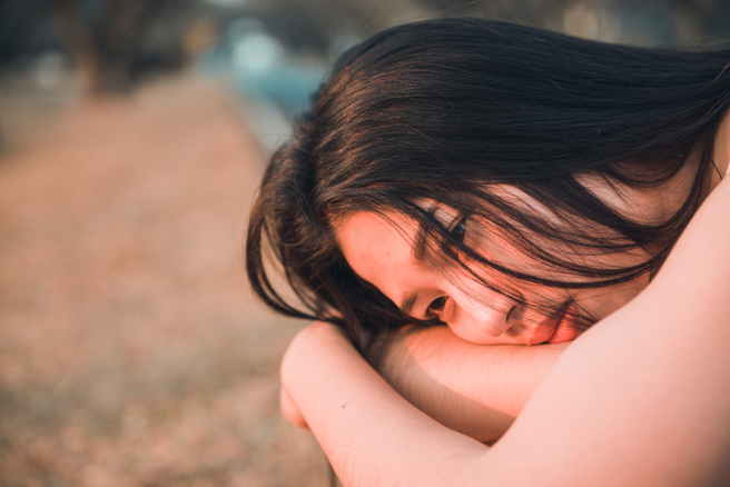 已婚女保险业务员爱上1名男客户，就连对方遭羁押，她也每天写信传情，最后丈夫发现她怀孕，丈夫最后提告求偿80万，法院二审判赔25万。（示意图/shutterstock）