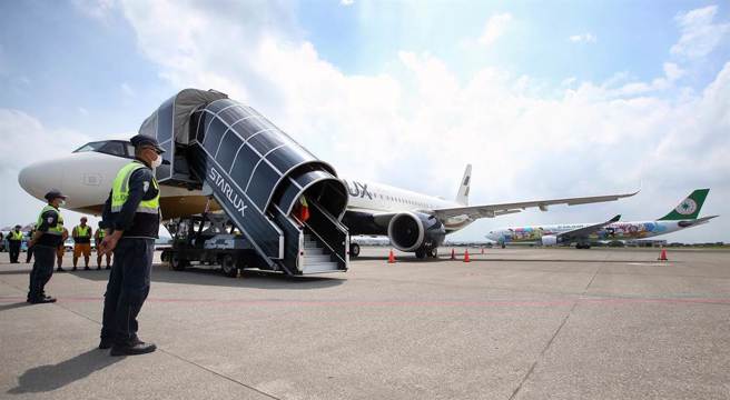 2020年8月7日星宇航空类出国班机从桃园机场起飞，张国炜担任机长亲自执飞，起飞前1架长荣彩绘班机从后方经过。（范扬光摄）
