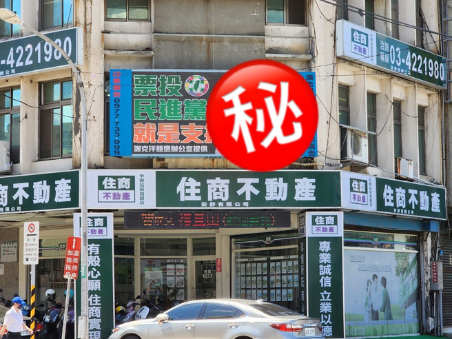 国民党桃园市议员候选人谢克洋今（27）日就在脸书上PO出桃园街头的一幕，直言「响应徐巧芯！中坜区街头也出现周玉蔻『加持』看板」。（取自谢克洋脸书）