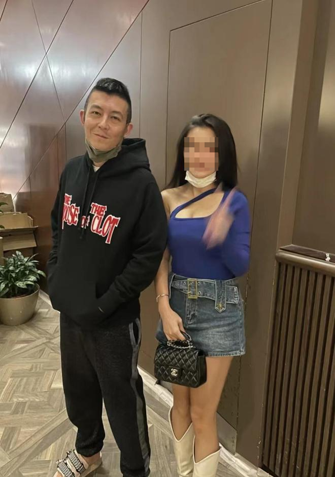 陳冠希和女網友合照，外型變化又掀起討論。（圖／微博）