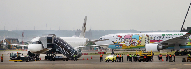 星宇航空董事长张国炜27日闪辞立荣航空公司董事长一职，并祝福长荣集团在3位兄长共同努力下业绩蒸蒸日上。图为2020年8月7日星宇航空类出国班机从桃园机场起飞，张国炜担任机长亲自执飞，起飞前1架长荣彩绘班机从后方经过。（范扬光摄）