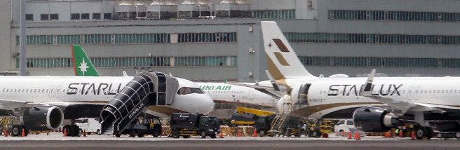 星宇航空董事長張國煒27日閃辭立榮航空公司董事長一職，並祝福長榮集團在3位兄長共同努力下業績蒸蒸日上。在桃園機場2架星宇航空客機在機坪上維修，後方遠處停放1架立榮航空客機。（范揚光攝）