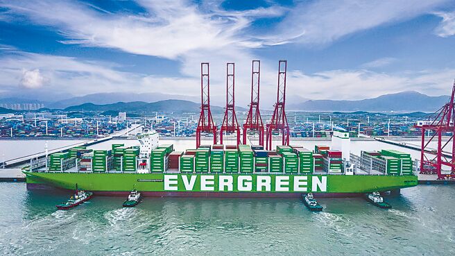 美西運價跌至逾二年來最低，也讓貨櫃三雄23日股價臉綠。圖為長榮海運。圖／長榮提供