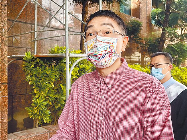 国民党基隆市长参选人谢国梁质疑蔡适应阵营，屡次释放民调假消息，26日至基隆地方法院按铃申告。（陈彩玲摄）