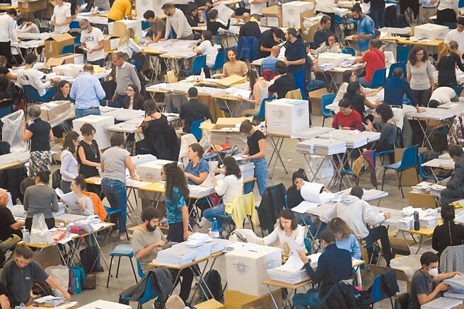 圖為義大利國會選舉，工作人員正進行計票工作。（新華社）