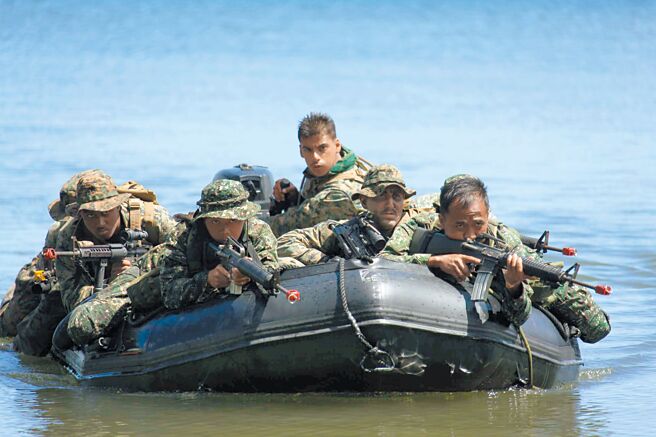 菲律賓聯合作戰訓練中心主任洛基科（Michael Logico）接受外媒採訪時宣布，明年舉行的美菲年度聯合軍事演習將擴大規模，雙方參演士兵人數將提升至1萬6000人。圖為美菲聯合軍演參演部隊在菲律賓南部巴拉望省普林塞薩港市的阿魯甘灣舉行兩棲登陸演練。（中新社）