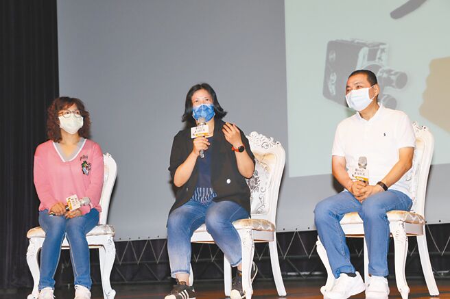 新北市社會局26日與台灣女性影像學會合作，辦理2022女性影展首映會，新北市長侯友宜（右）與導演鄭慧玲（中）都表示，性平要從自身做起。（新北市社會局提供／葉德正新北傳真）