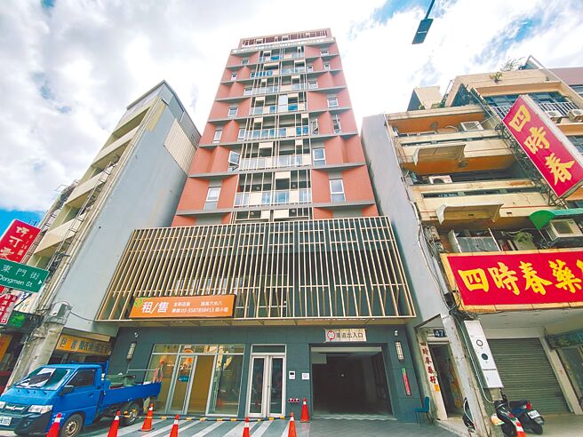 新竹市政府推動「都市危險老舊建築物加速重建」成果豐碩，位於東前、東門街口已竣工的11樓建物已取得使用執照，更是非六都首件重建計畫案。（陳育賢攝）