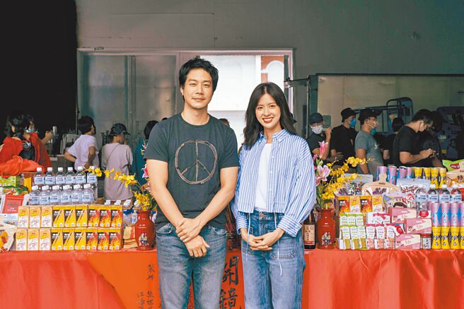 薛仕凌（左）、林予晞合作的影集《死了一個娛樂女記者之後》舉行開鏡儀式。（鏡文學提供）