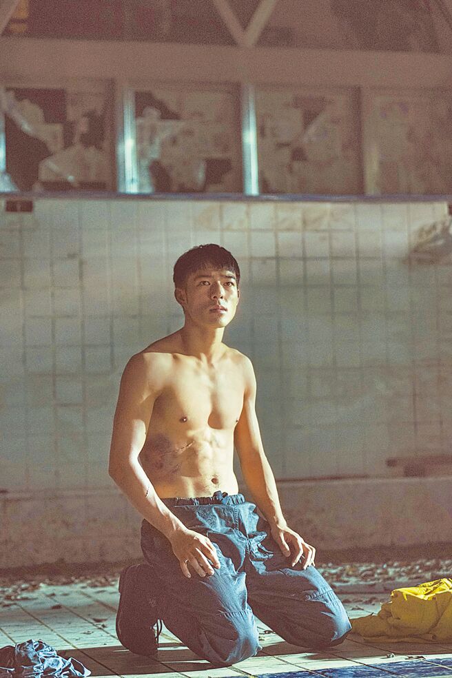 陳昊森拍《罪後真相》半裸秀六塊肌，傷疤特殊化妝幫他入戲。（威視提供）