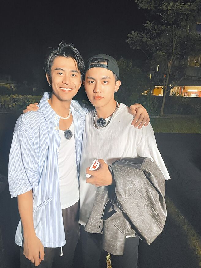 廖柏雅（左）在《为你唱情歌》与原子少年高有翔常互相打闹。（喜鹊娱乐提供）