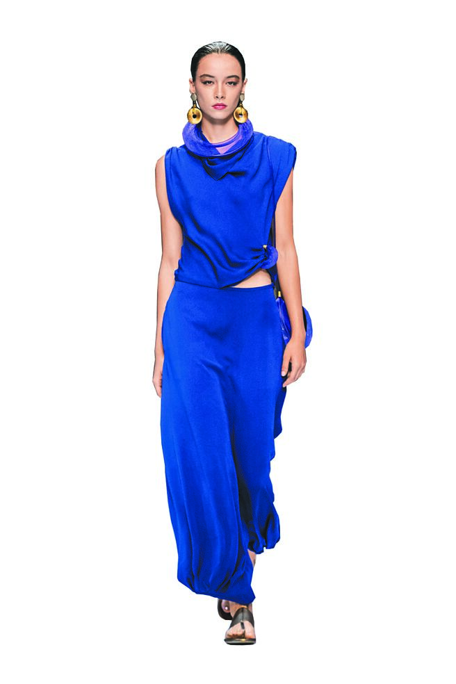 GIORGIO ARMANI以多种自然元素展开一场梦幻意境服装展。（GIORGIO ARMANI提供）