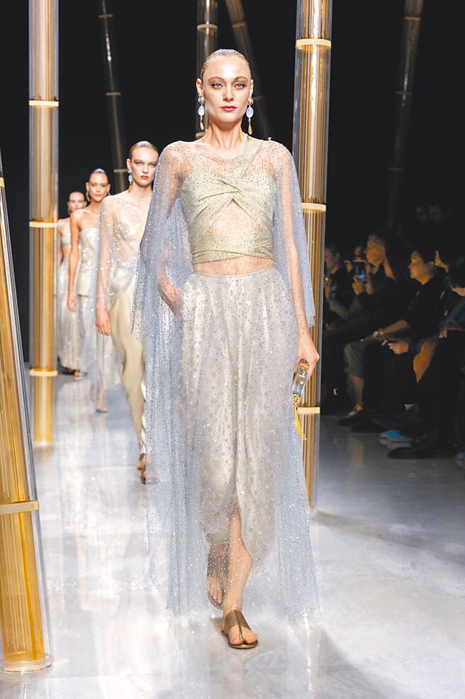 GIORGIO ARMANI以金色光泽点亮特性，融入面料纹理与配饰，熠熠闪耀。（GIORGIO ARMANI提供）