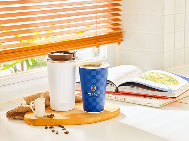 全家于会员APP推「环保好咖组」，包含大杯单品69折及仙德曼保温杯，期限兑换完毕再回馈500元购物金。（全家提供）