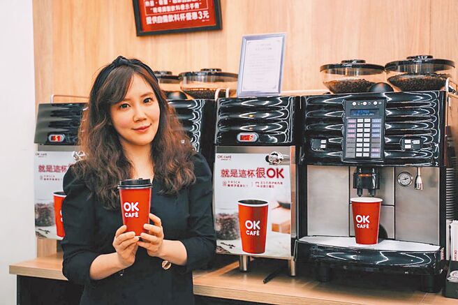 OKmart 29日起推大杯「庄园级美式/拿铁」或大杯「浓厚系庄园级美式/拿铁」同品项买2送2。（OKmart提供）