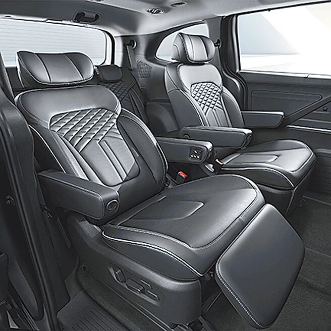 HYUNDAI CUSTIN第二排VIP皇家座椅具备电动调整、仰躺、电动腿靠、加热通风等功能。（南阳实业提供）