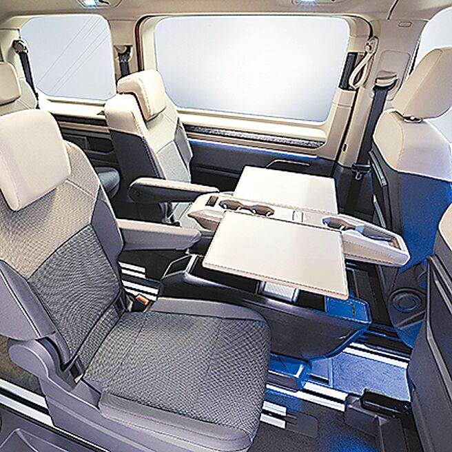 Multivan座舱内的活动茶几是一大亮点。（福斯商旅提供）