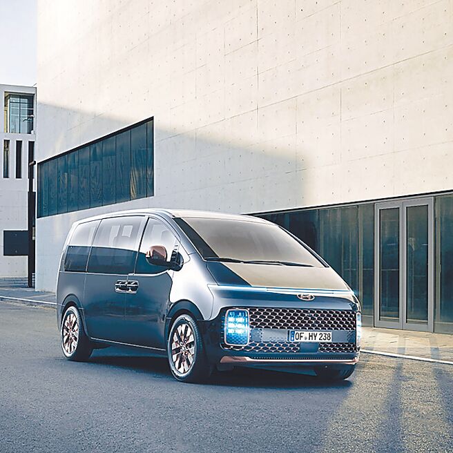 HYUNDAI STARIA拥有低腰线及大面积侧窗，打破传统商旅方正印象。（南阳实业提供）